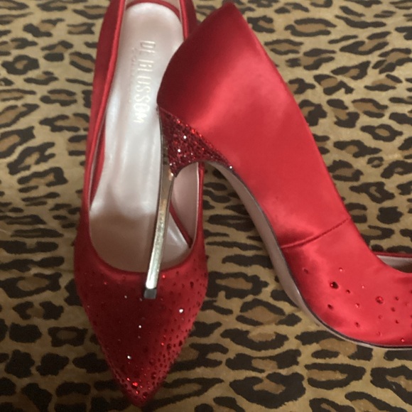 🌷 Red Heels with Rhinestone Detail - Picture 4 of 9